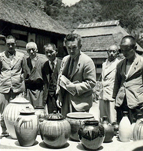 1951年、大分県小鹿田窯にて